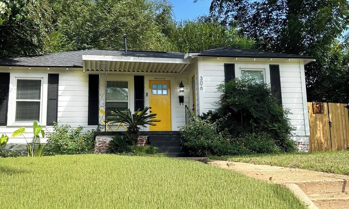 Tyler Cabaña | Whole 3 Bedroom Cottage + Yard Near Medical District & Downtown Tyler
