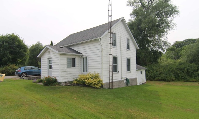 Picton Cabaña | Whole-home 3 minutes from Sand Dunes. Centrally located Beach Getaway.