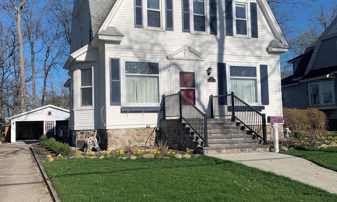 Hillsdale Casa | Whole Home Perfect for a Couple or Young Family, Close to Hillsdale College