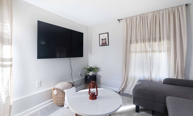 Wichita Casa | Whole Home Remodeled 1 Bed West Side Coffee Smrt TV WIFI