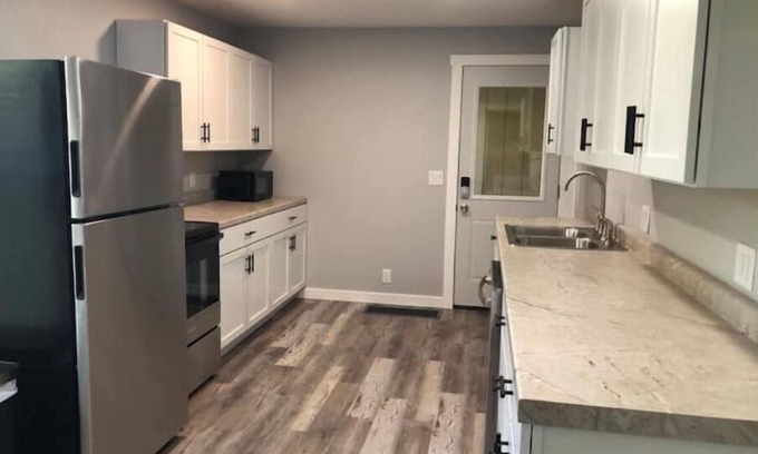 Sac City Casa | Whole home, sleeps 7, pets ok, Wi-Fi, Full Kitchen