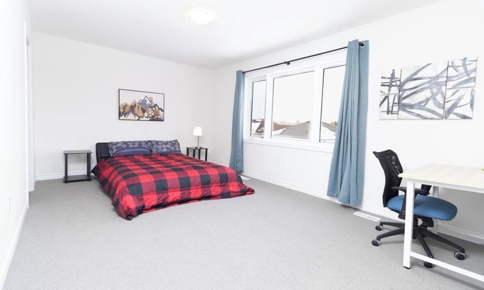 Paris Casa | Whole House 3 BR 2.5 WR Close to Downtown & HW 403