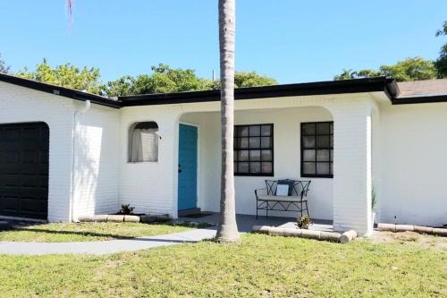 West Palm Beach Casa | Whole House+Renovated+Pool+Lanai+BBQ+Close to All