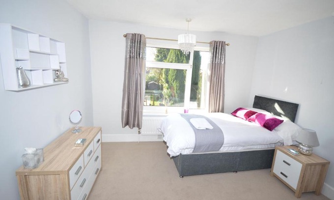 Hinckley Casa | Whole House - Sleeps 5 - near town centre - off road parking
