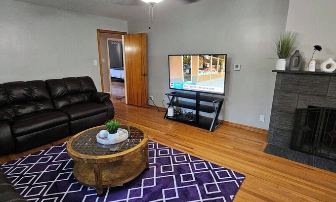 Manhattan Casa | Whole House Sleeps 9 with Ample Space Close to KSU & MHS