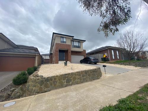 Doreen Casa | Whole House with 4QB - 44 Aspect - 30 minutes from Melbourne International Airport - 2 Minutes to Westfield Shopping Center