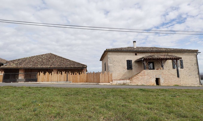 Castelnau-Montratier-Sainte-Alauzie Casa | Whole house with old farmhouse south of Cahors