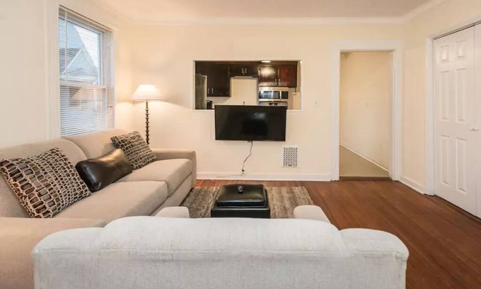 Bridgeport Apartamento | Whole, Private, Spacious 3BR Home <1hr to NYC