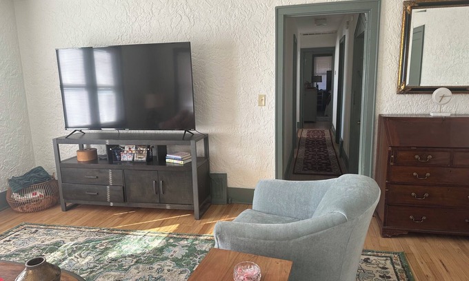 Fayetteville Apartamento | Why Drive When you can Walk? Off Dickson Top Floor Apartment