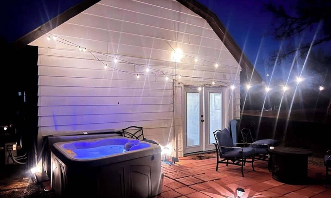 Lawton Casa | Wichita Mtns Barn@Ft Sill, Medicine Park, Hot tub