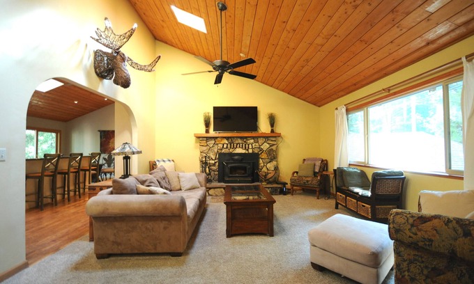 Pollock Pines Casa | Wicker Moose Manor: una casa espaciosa y fácilmente accesible en la montaña