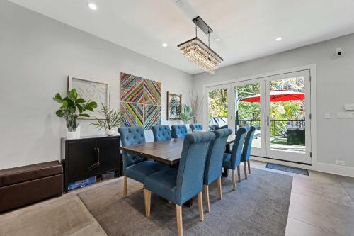 West Town Casa | Wicker Park 4bd 3ba, Steps from CTA, Parking Incl home