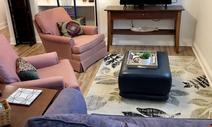 Metairie Casa | Wide Oaks Flat- RN, Relocation, Seasonal, Central and safe