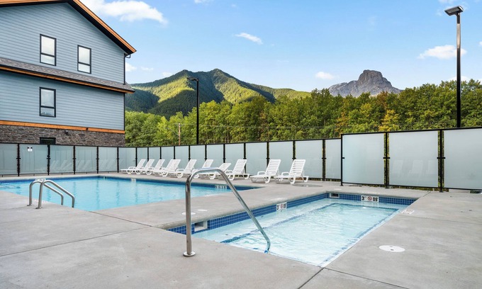Dead Man's Flats Condominio | Wifi - Heated Pool - Hot tub - Stunning Views - Fitness Center-5 mins to Canmore