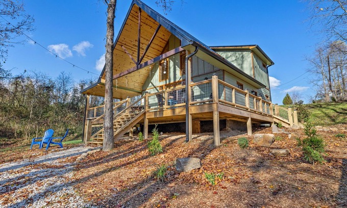 Rogers Cabina | WiFi, Hot Tub & Pets - EagleRock Retreat in Red River Gorge, KY!