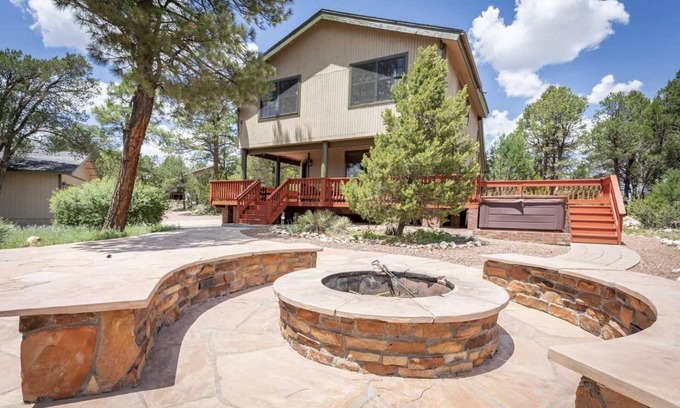 Overgaard Cabina | Wifi, Hot Tub, Zip Line, Fire Pit, Huge Patio, Deck, Balcony & Clubhouse Garage