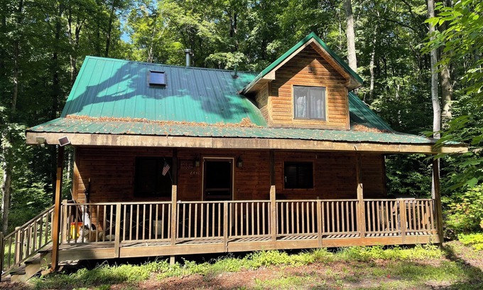 Elmira Cabina | VERANO EN MICHIGAN- PATADA DE ESPALDA-RELAX-CAMPFIRES-BARBACOA-CERCA DE WATER PARK-DOG AMIGABLE