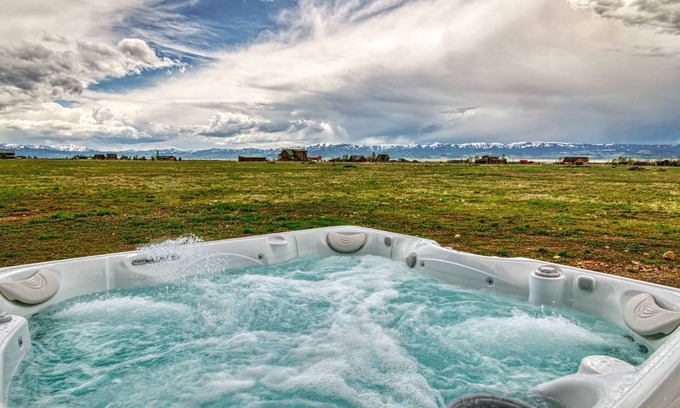 Driggs Casa | Wild Cat Cabin - Sleeps 20 / Hot Tub / Great for Families!