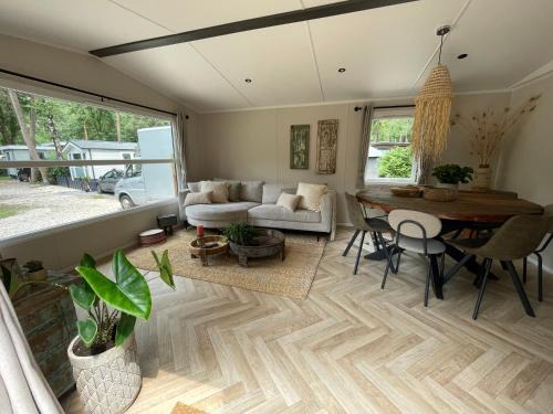 Bosgebied Hoenderloo Chalet De Esquí | Wild Flower Wellness met privé Sauna en Hot Tub in prachtige tuin met overkapping