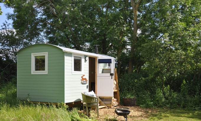Blandford Forum Cabaña | WILD HARE, romantic, character holiday cottage in Fontmell Magna