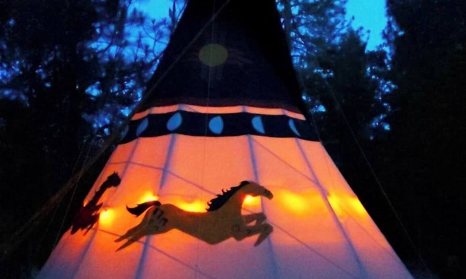 Cave Junction Apartamento | Wild Horses Luxury Tipi - Restrooms and Showers are only a short walk away.