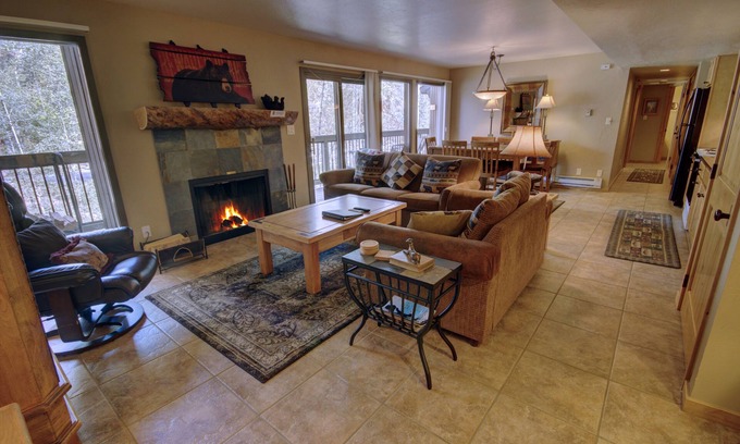 Lakeside Village Condominio | Wild Irishman 1043