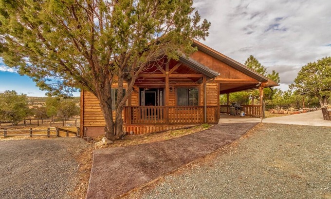 Alto Cabina | Wild Mustang's open-concept great space w/ Hot Tub & Ping Pong