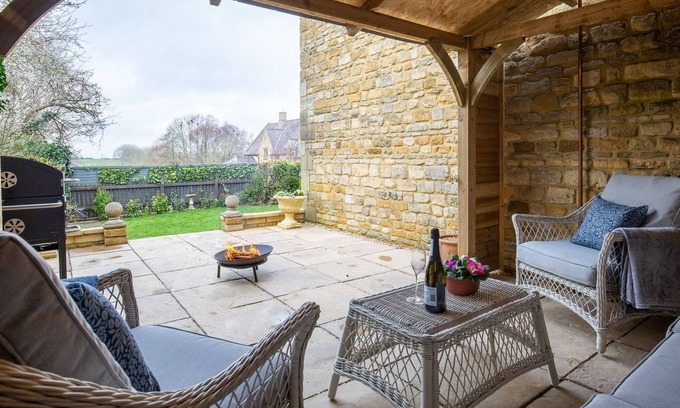 Great Wolford Cabaña | Wild Pear Cottage - sleeps 6 guests in 3 bedrooms