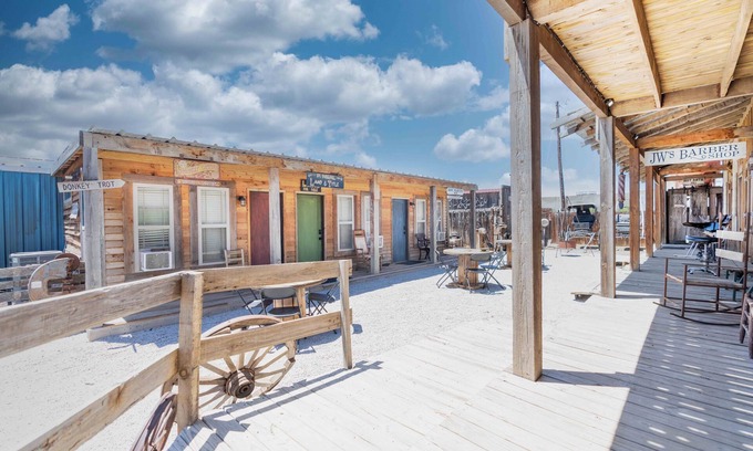 Early Cabina | Wild West Town Los Trece - 5-bedroom / 2-bathroom Lodge, Pool, Hot Tub