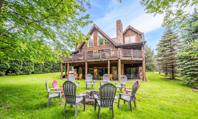 North Glade Hills Casa | ¡Nivele el frente del lago y la fogata en 1+ acres!
