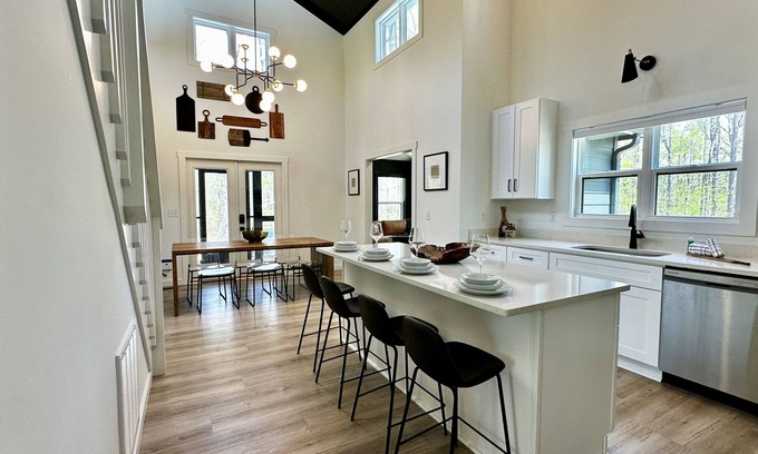 Tracy City Cabina | Wild Woodside Retreat at The Retreat at Sunset Bluff