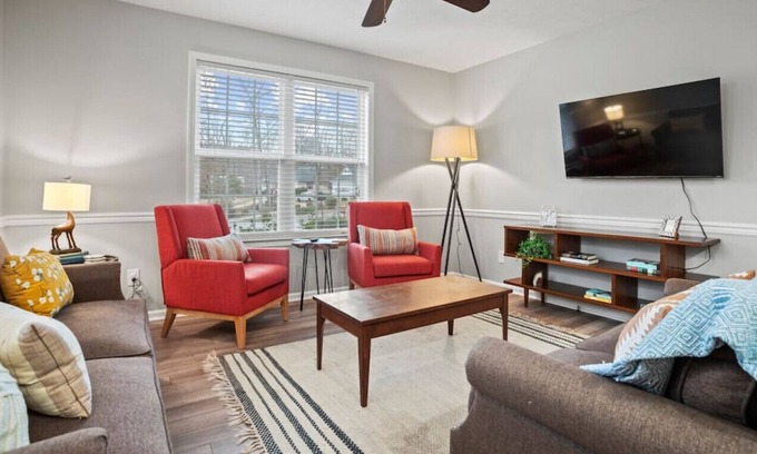 Travelers Rest Casa | Wildberry Place- 15 min to TR w/ Sports Court!