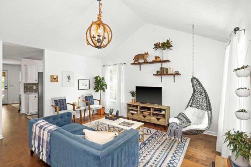 Maplewood Heights Casa | Wildcat Cottage Enchanting Home Ten Minutes to Downtown