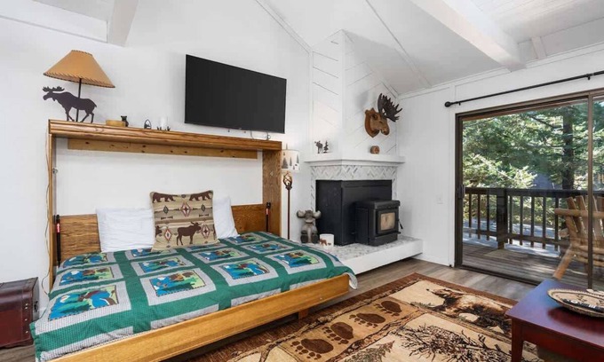 Granite Ridge Condominio | Wilderness Hideaway | Across from the pool & spa!