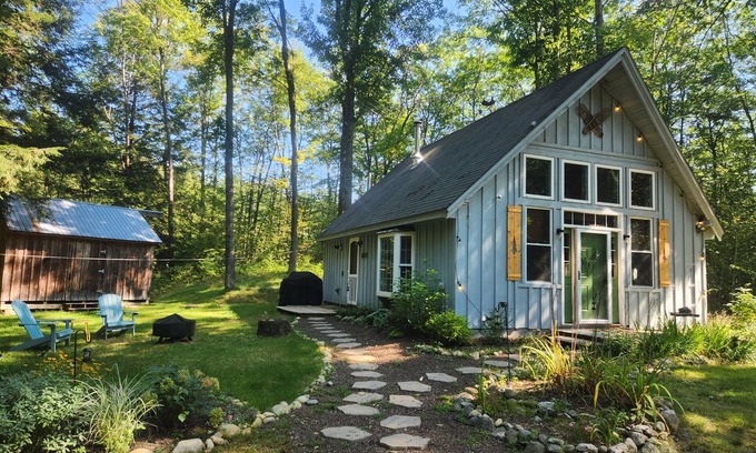 Grafton Cabina | WildeWoods Cabin - pet-friendly, yard + gardens, gas fireplace + outdoor firepit