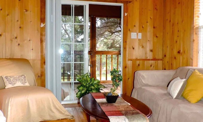 Boerne Cabina | cabina de madera moderno en 30 acres pequeño complejo turístico / rancho (Ver # 67819) cerca de Boerne