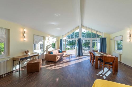 Muritz Casa | Wildgans - Stilvolles Ferienhaus mit Terrasse, Seeblick & Naturidylle am Loppiner See