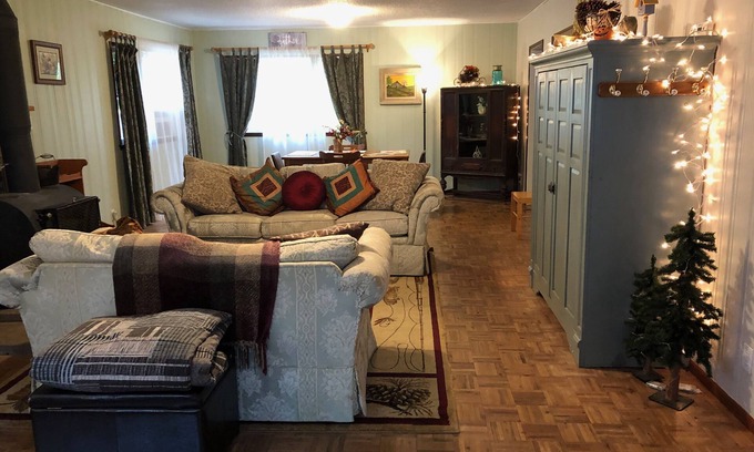 Cave Junction Cabaña | Wildlife Preserve, Country Cottage, Spacious