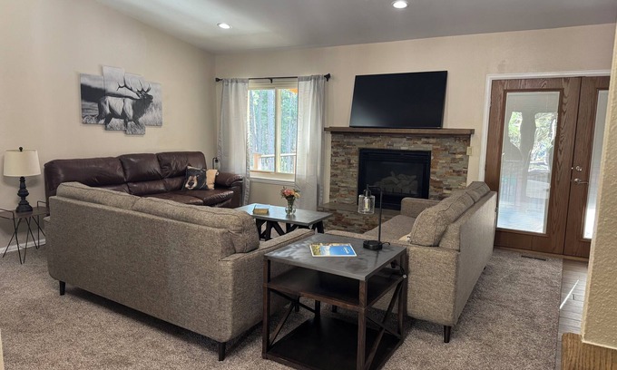 Colorado Springs Casa | WildPine 5-bedroom house nestled in the pines