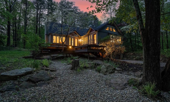 Trafalgar Casa | "Wildwood Acres" Peaceful Wooded Retreat