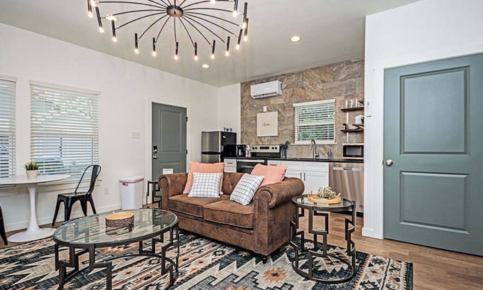 Nacogdoches Cabaña | Wildwood Cottage/3 blocks from downtown Nac/King Bed/WiFi/Covered Parking