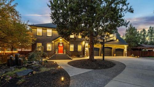 Old Farm District Casa | Wildwood Manor