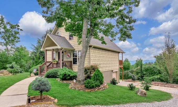 Boomer Cabina | Wilkes County Western NC 3br Cottage with Hot Tub!
