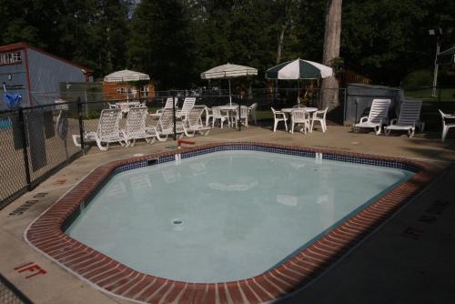 Stonehouse Otro | Williamsburg Camping Resort One Bedroom Loft Cabin 4