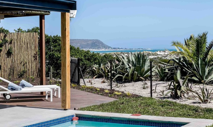 Noordhoek Villa | Willow Beach House a la derecha en las dunas de arena de la playa de Noordhoek largo