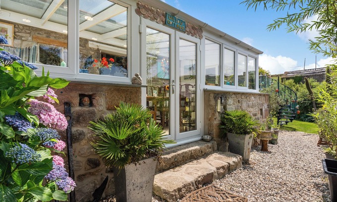 Penzance Cabaña | Willow Cottage a hidden moorland gem near the coast and St Just.