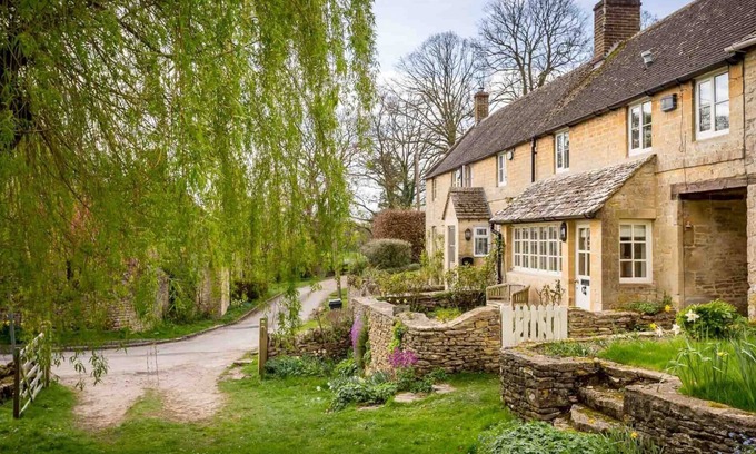 Chedworth Cabaña | WILLOW COTTAGE, family friendly in Bourton-On-The-Water