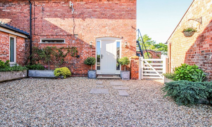 Ellesmere Cabaña | WILLOW GRANGE ANNEX, romantic, character holiday cottage in Ellesmere