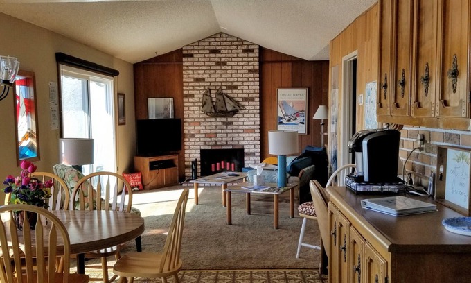 Discovery Bay Casa | Willow Lake Waterfront 3 Bedroom house with AC & WiFi in gorgeous Discovery Bay