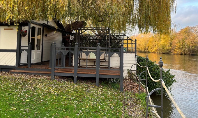 Fifield Cabina | WILLOW LODGE, romantic, with a garden in Windsor, Berkshire